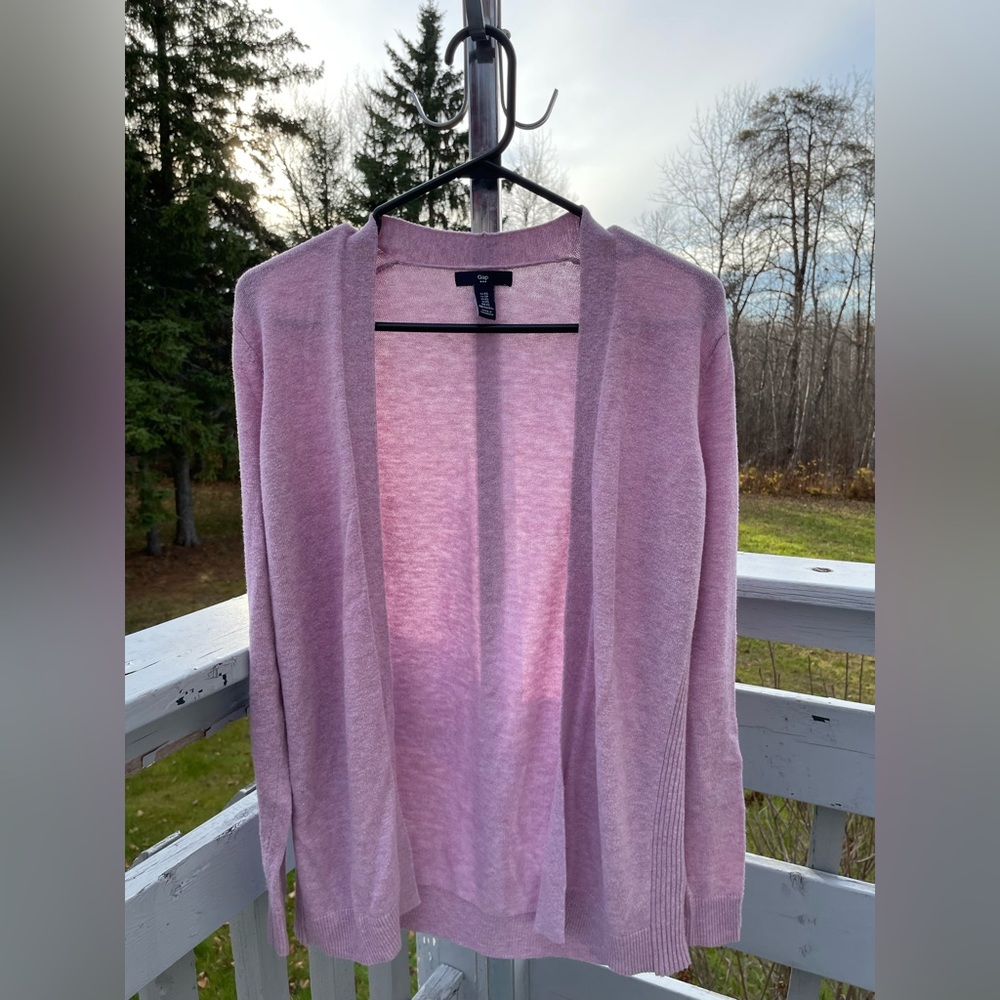 GAP womens long cardigan. Ribbed pattern on sides. Size XS, lilac color